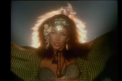 Kate Bush en el videoclip de "Babooshka", uno de sus grandes clásicos
