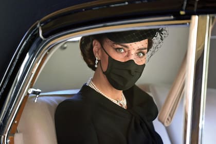 Kate complementó su look con pendientes y
una gargantilla de perlas y diamantes que le
prestó Su Majestad Isabel II y que llevó a la
celebración del 70o
aniversario de boda de la
Reina y el príncipe Felipe en Windsor en 2017