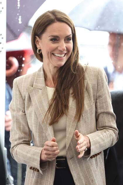 Kate completó su look con aros de oro de Sezane (modelo "Bruna") y un collar, también de oro, de Daniella Draper.