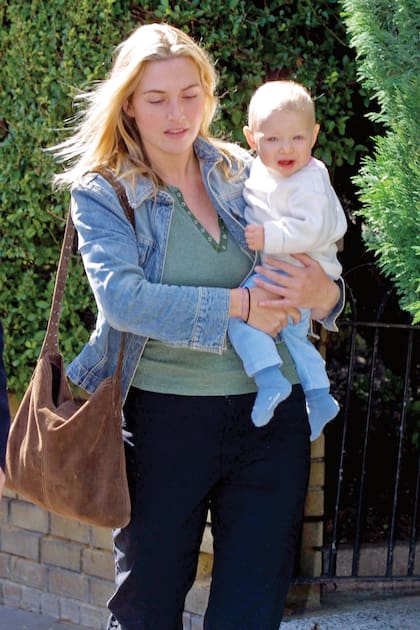 Kate con su pequeña hija Mia en brazos, en octubre de 2000