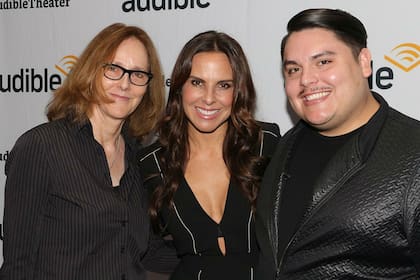 Kate del Castillo rodeada por la directora Jo Bonney y el autor de The way she spoke, Isaac Gómez