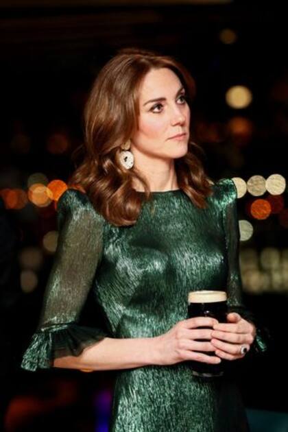 Kate disfruta tanto de la cerveza como del gin tonic