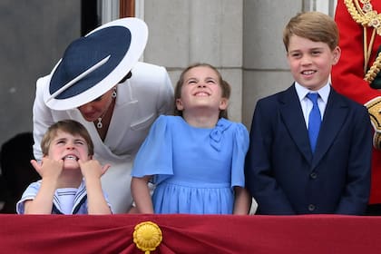 Kate, duquesa de Cambridge, habla con el príncipe Louis, junto a Charlotte y George en el balcón del Palacio de Buckingham
