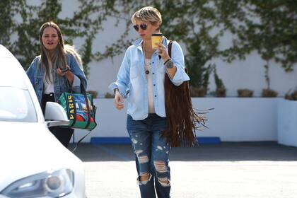 Kate Hudson, con el cabello más largo y luciendo su pancita de embarazada; la actriz espera su primera hija con su novio Danny Fujikawa