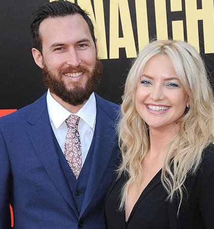 Kate Hudson y Danny Fujikawa presentaron su relación en la alfombra roja de Snatched, el film que su madre, Goldie Hawn, protagonizó junto a Amy Schumer