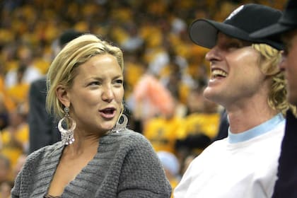 Kate Hudson y Owen Wilson disfrutando de un partido de básquet, en 2007