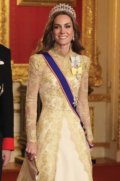 Kate impactó con un diseño de Phillipa Lepley Couture que incluía sobrevestido de encaje chantilly bordado. Eligió la tiara Lover’s Knot, la favorita de Diana: 19 arcos de diamantes adornados con 39 perlas, y sumó unos pendientes de diamantes de Isabel II