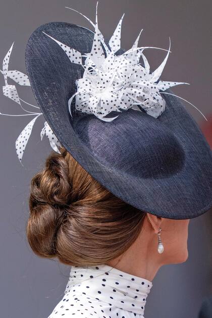 Kate llevó un tocado de Philip Treacy.