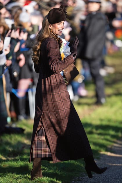 Kate lució el abrigo de tweed,
firmado por Blazé Milano, que ya había
llevado cuando visitó el hospital Royal
Marsden de Londres, en enero pasado.
Lo completó con un pañuelo de seda,
un tocado de Juliette Millinery, botas
de gamuza Gianvito Rossi, aros Cartier y
guantes de Cornelia James