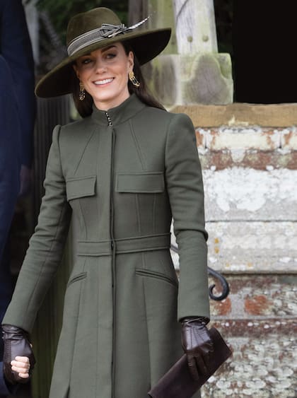 Kate lució un vestido abrigo de Alexander MacQueen, que ya había usado en enero de 2020, durante su primer acto público tras el anuncio del ‘Megxit’. Lo acompañó con un sombrero de Philip Treacy, guantes de cuero Dents, clutch de gamuza Stuart Weitzman y estrenó pendientes de Sézane, un regalo de su marido que, tras lucirlos, se agotaron (costaban 95 euros).
