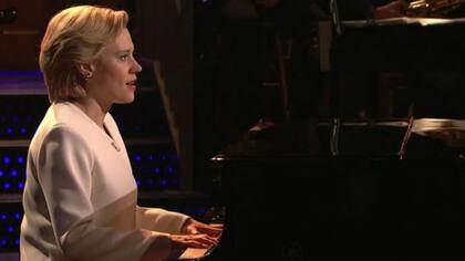 Kate McKinnon como Hillary Clinton