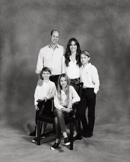 Kate Middleton, esposa del príncipe William, ayudó en un banco de donaciones con sus tres hijos: George, Charlotte y Louis