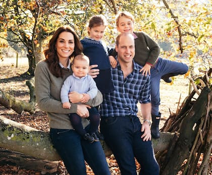 Kate Middleton y Guillermo posan frecuentemente en postales familiares