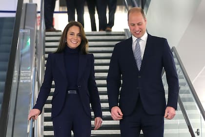 Kate Middleton y Guillermo, príncipes de Gales, llegan al aeropuerto de Boston, en Estados Unidos. (John Tlumacki/The Boston Globe via AP, Pool)
