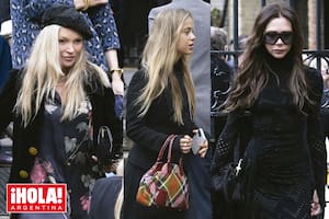 Kate Moss, la modelo y miembro de la familia real británica, Lady Amelia Windsor, y Victoria Beckham encabezaron el "desfile" de estrellas que honraron a la "madrina del punk".