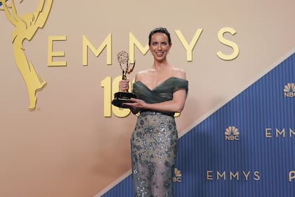 Kate O'Flynn fue una de las primeras actrices en recibir su Emmy en la ceremonia de esta noche en el Peacock Theater de Los Ángeles