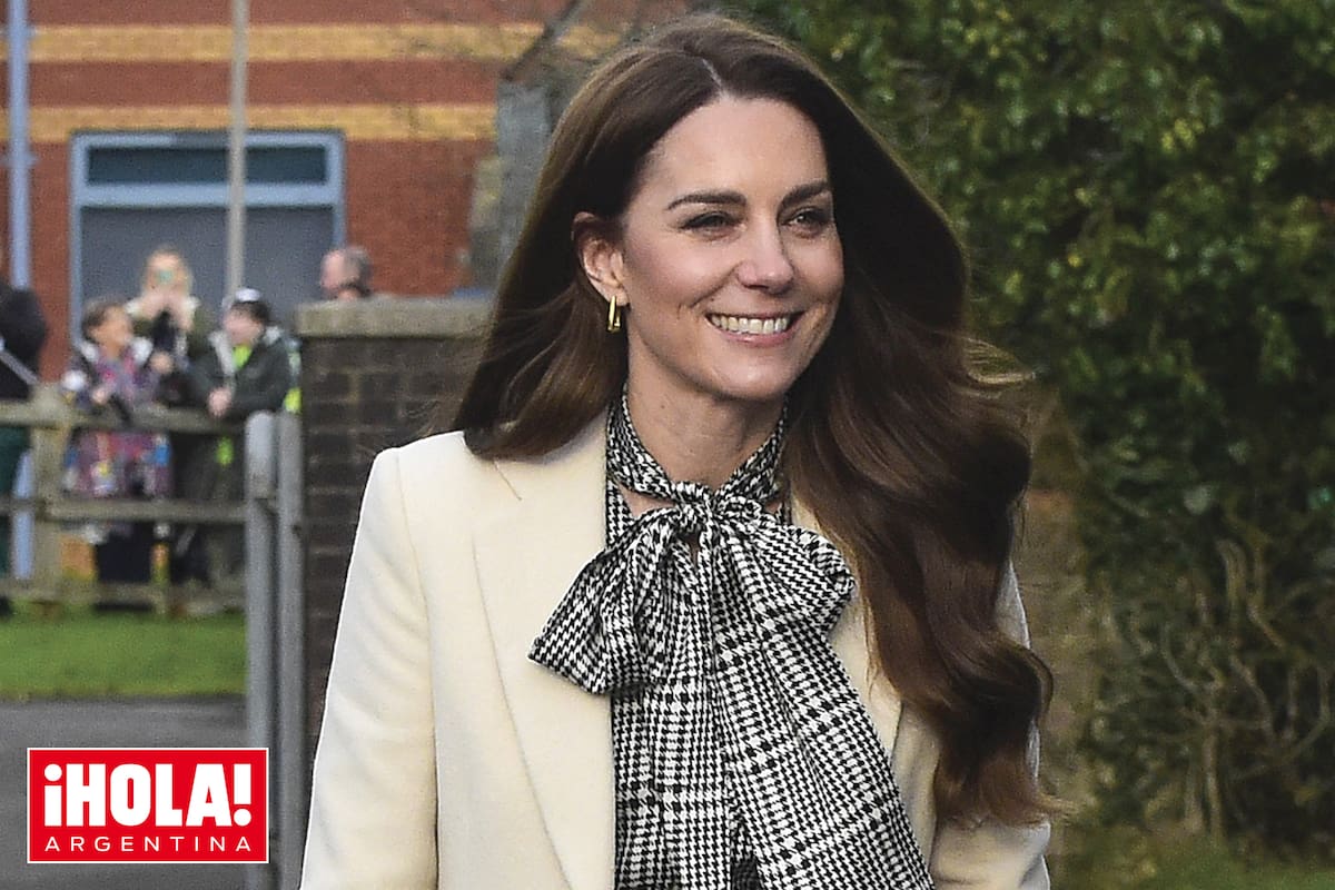 Kate optó por un outfit que ya había usado en otras ocasiones: un vestido
midi con estampado inglés y lazo al cuello by Zara, que combinó con un abrigo.