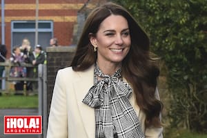 Kate optó por un outfit que ya había usado en otras ocasiones: un vestido
midi con estampado inglés y lazo al cuello by Zara, que combinó con un abrigo.