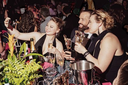 Kate, su hija Mia y Edward Abel en los premios BAFTA, en 2023