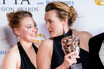 Kate Winsle y su hija Mia Threapleton posan con el premio conseguido en la ceremonia de entrega de los Bafta a lo mejor de la TV