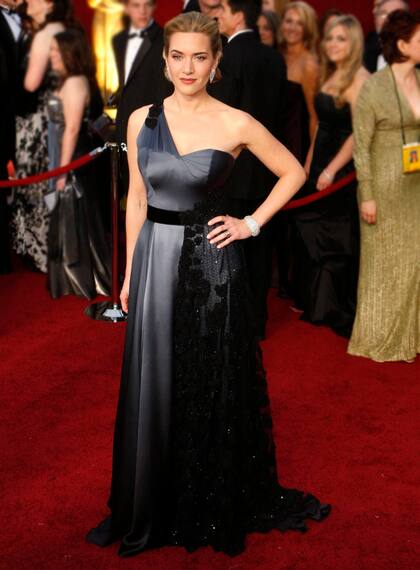 Kate Winslet eligió a Atelier Yves Saint Laurent de Stefano Pilati para llevar este vestido de satén gris y tul negro que no sólo hacia lucir su figura, sino que resaltaba la elegancia británica sin aburrir