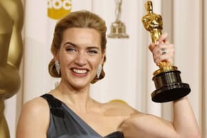 Kate Winslet guarda su premio en el baño de su casa