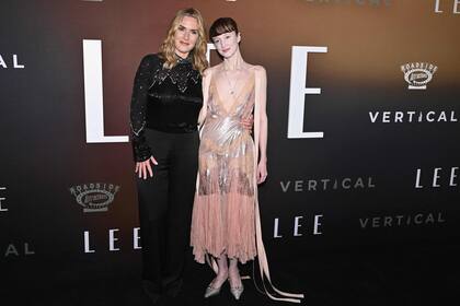 Kate Winslet y Andrea Riseborough también protagonizan este film. Mientras la actriz de Titanic cautivó con un top negro con cuentas y detalles de cristal, la estrella de Grudge optó por un atuendo más osado en tonos plata y melocotón