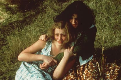 Kate Winslet y Melanie Lynskey en una escena de Criaturas celestiales