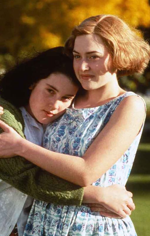 Kate Winslet y Melanie Lynskey, en una escena de Criaturas celestiales (1994)