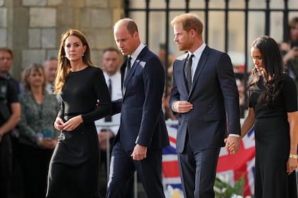 Kate y Guillermo, a la izquierda, y Harry y Meghan, a la derecha, tras la muerte de la reina Isabel II