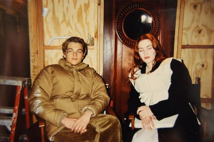Kate y Leo Di Caprio en un breve descanso antes de continuar con la última escena de la película