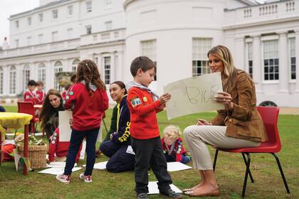 Kate y Melania compartieron una mañana de juegos con chicos de 4 a 5 años que participará en el programa Squirrels, de scouts