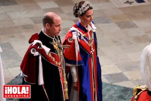 Kate y William caminan por la nave central de la abadía de Westminster.