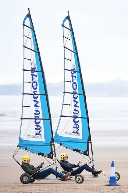 Kate y William en las playas de West Sands Beach, en Escocia, donde participaron de una sesión de navegación terrestre.