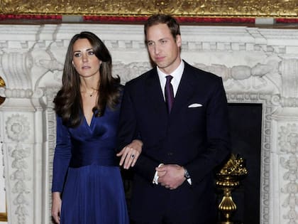 Kate y William se conocieron en la Universidad en 2001; tuvieron varias rupturas y reconciliaciones hasta que en 2010 el le pidió matrimonio