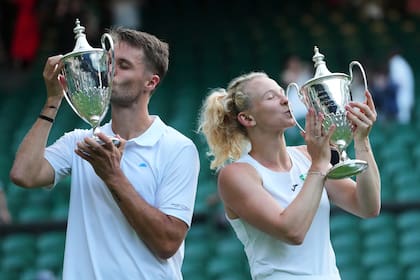 Katerina Siniakova y Sem Verbeek ganan el título de dobles mixtos en Wimbledon