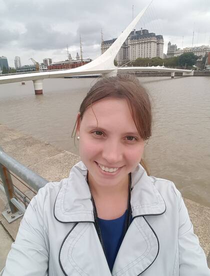 Kateryna Pantyukhova posa con el puente de la Mujer de fondo, en Puerto Madero