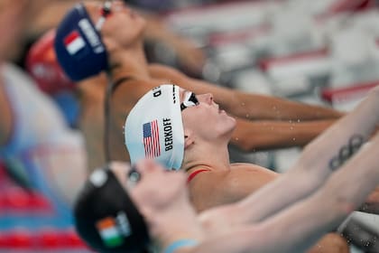 Katharine Berkoff, de Estados Unidos, compite en una manga eliminatoria de los 100 metros dorso para mujeres en los Juegos Olímpicos de París 2024 el lunes 29 de julio del 2024 en Nanterre, Francia. (AP Foto/Bernat Armangue)