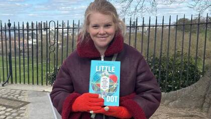 Katherine Dunn, en el meridiano de Greenwich, feliz con su libro