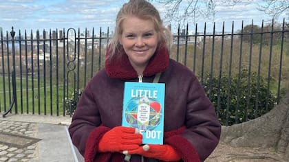 Katherine Dunn, en el meridiano de Greenwich, feliz con su libro.