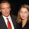 Katherine LaNasa reveló que fue "acosada" por el fantasma de Dennis Hopper