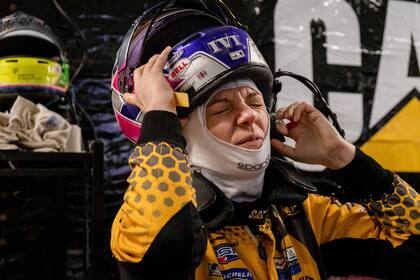 Katherine Legge se pone el casco antes de competir en la Rolex 24 en Daytona en Daytona Beach, Florida, el 26 de enero de 2019. Legge es parte del equipo femenino Heinricher Racing que compite en la carrera.