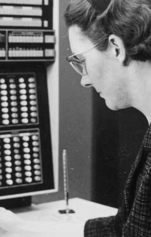 Kathleen Booth a mediados de la década de 1960 con el sistema de procesamiento de datos IBM 7040 en la Universidad de Saskatchewan, donde trabajó en traducción automática y redes neuronales