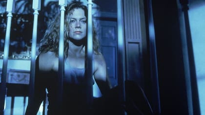 Kathleen Turner exploró el aura de femme fatale que había desplegado en Cuerpos ardientes (1981), de Lawrence Kasdan, pieza clave del neo noir, y convirtió a una esposa frustrada en una bomba de tiempo frente a la fachada de la felicidad conyugal.