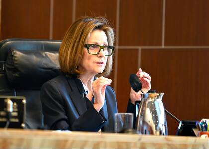 Kathleen Williams bloqueó ley SB-4 de Florida: declaró inconstitucional criminalizar a inmigrantes indocumentados