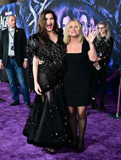 Kathryn Hahn y Amy Poehler posan divertidas durante el evento especial que se realizó en Hollywood para el lanzamiento de Agatha: en todas partes, la nueva serie de Marvel y gran apuesta de Disney+. Ambas actrices optaron por el negro para la gran noche: Hahn eligió un modelo más brillante y transparente mientras que Poehler se decantó por un vestido corto