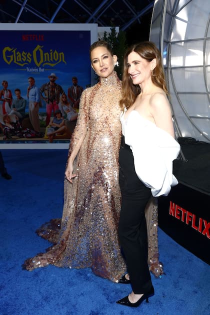 Kathryn Hahn y Kate Hudson en la premiere de Glass Onion en Los Angeles, California
