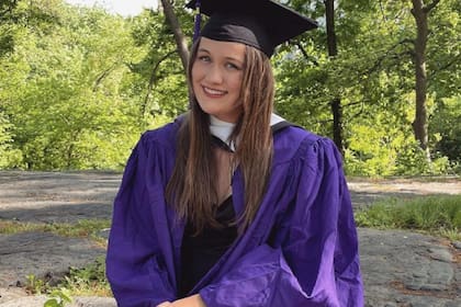 Kathryn Hoedt, de 23 años, murió tras caer de un columpio en un parque de California