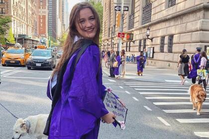 Kathryn Hoedt, de 23 años, murió tras caer de un columpio en un parque de California