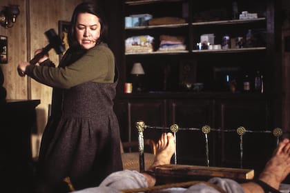Kathy Bates, en una escena de Misery que se volvió un clásico